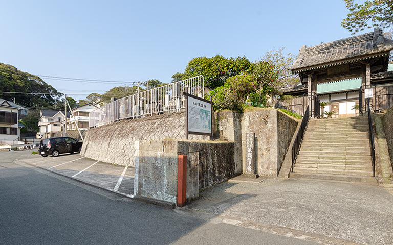 山門横駐車場